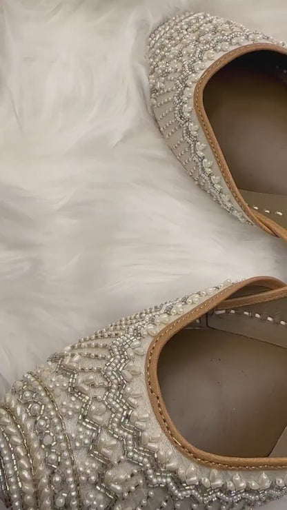 White/Ivory juttis | handmade genuine leather punjabi jutti/khussa/mojari/flats/bridal shoes